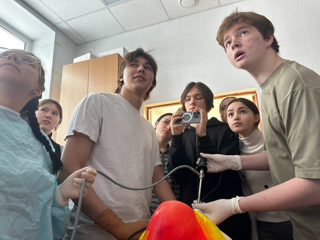 Хирургический кружок медицинского факультета "Оперблок" посетили ученики лицея №2